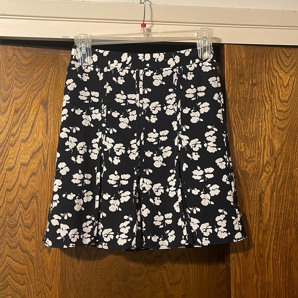 🔥CLEARANCE 🔥Ann Taylor 100% polyester pleated knee length skirt,sz.2